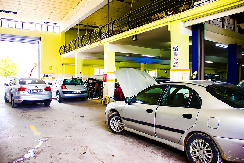 Seçen Otomotiv atölyesi iç görünüm